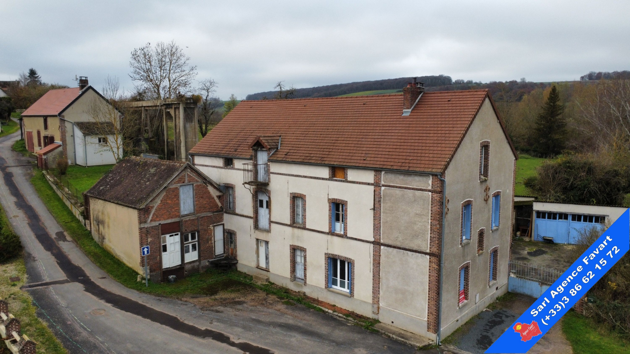 MOULIN ET SES DÉPENDANCES PROCHE GARE ET ACCÈS AUTOROUTE